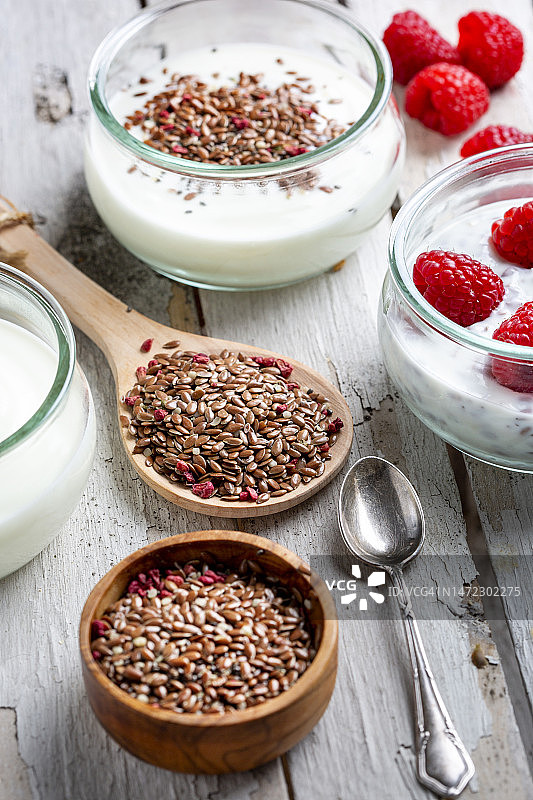 种子、覆盆子和酸奶的混合图片素材