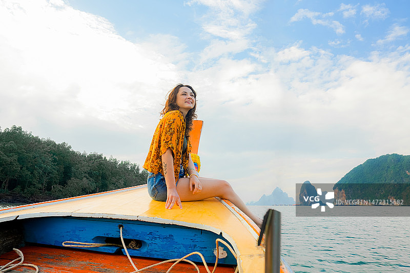 乘坐泰国出租船旅行的女人图片素材