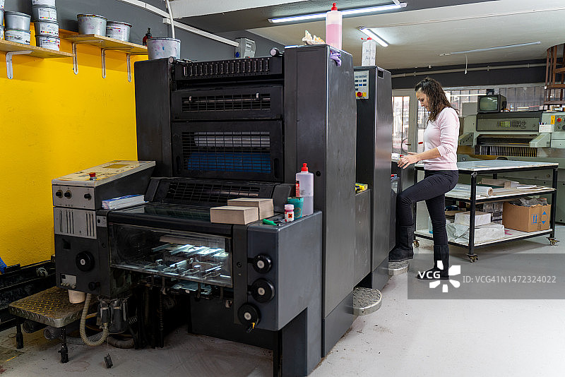 在印刷厂工作的中年妇女图片素材