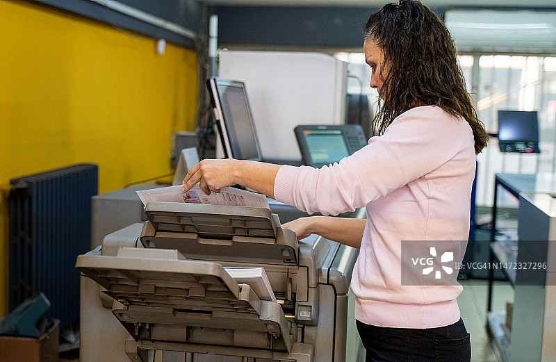 在印刷厂工作的中年妇女图片素材