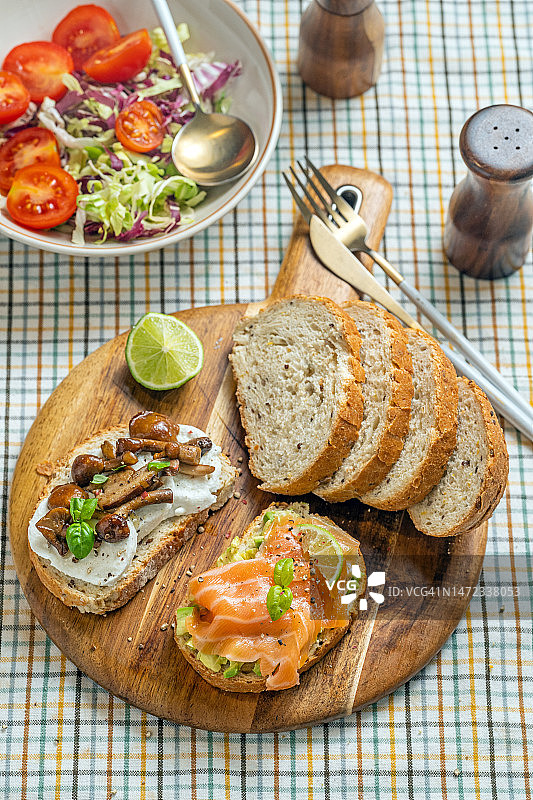 烟熏三文鱼蘑菇吐司图片素材