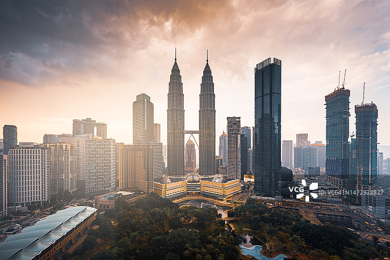 日落时分的吉隆坡石油双塔图片素材