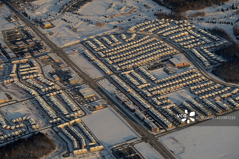 郊区繁忙城市道路旁的独立式住宅鸟瞰图图片素材