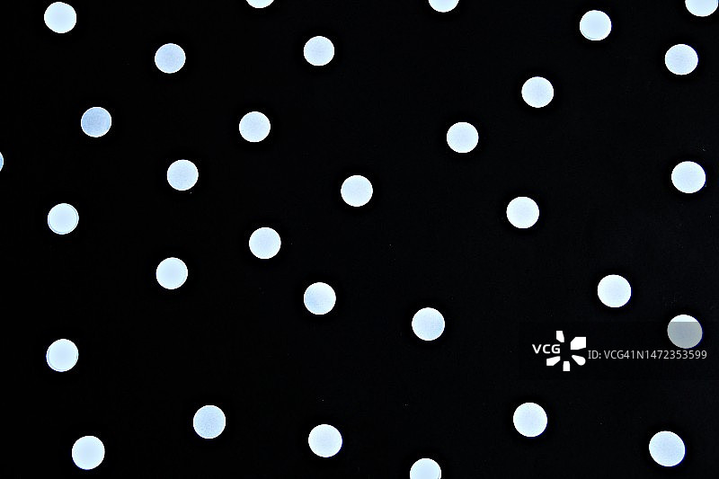 黑色背景上的白色圆点图片素材