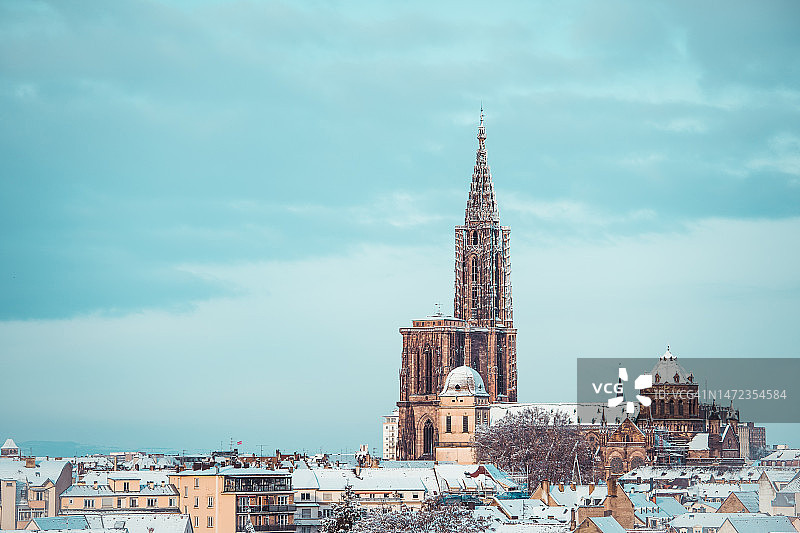 雪中的斯特拉斯堡大教堂和市中心图片素材