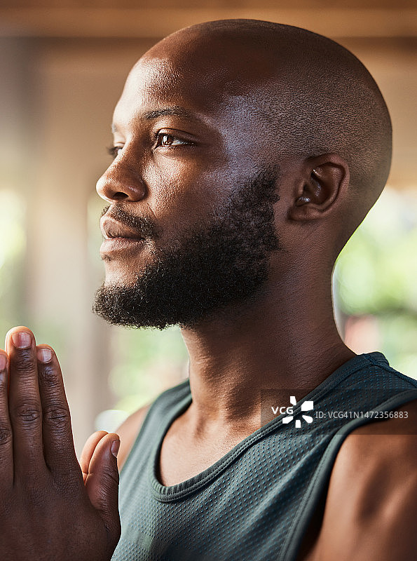 冥想练习：黑人男子在家中以合十手势进行精神健康、禅宗和普拉提练习。面部瑜伽和非洲男子通过冥想获得健康、希望和平静的健身锻炼，脉轮心态或训练图片素材