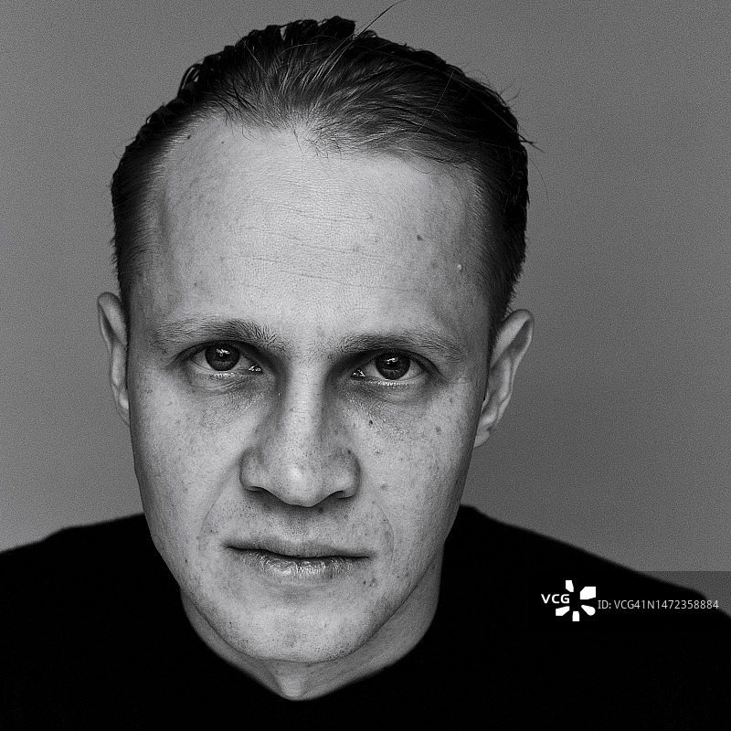 成年男子愤怒的面部表情图片素材