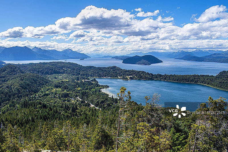 阿根廷内格罗河省巴里洛切：从坎帕纳里奥山俯瞰全景图片素材