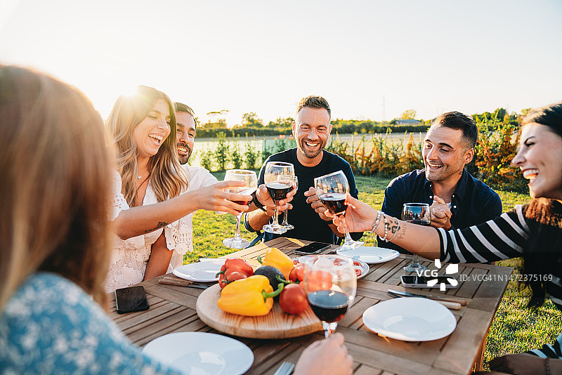 朋友们在日落时分一起举杯红酒图片素材