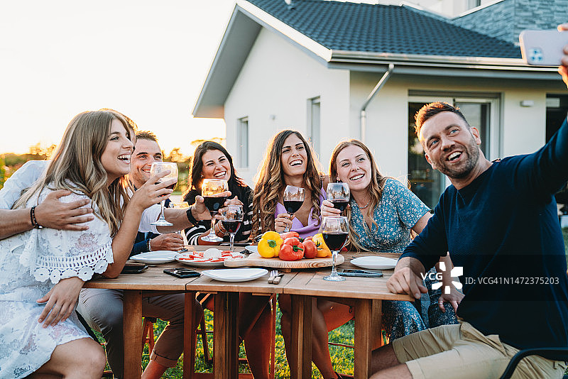 朋友们在晚宴上自拍图片素材