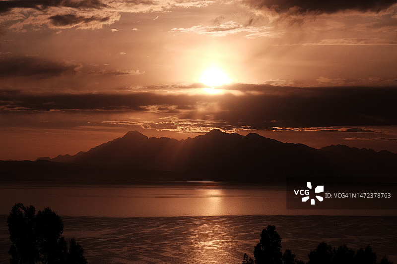 玻利维亚的的喀喀湖日出图片素材