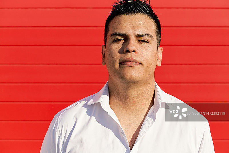 穿白色衣服的严肃男人看着镜头图片素材