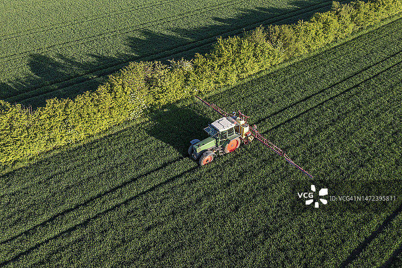 在田间工作的拖拉机，鸟瞰图图片素材