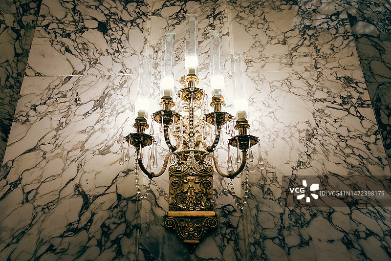 华丽的壁灯，大理石墙面图片素材