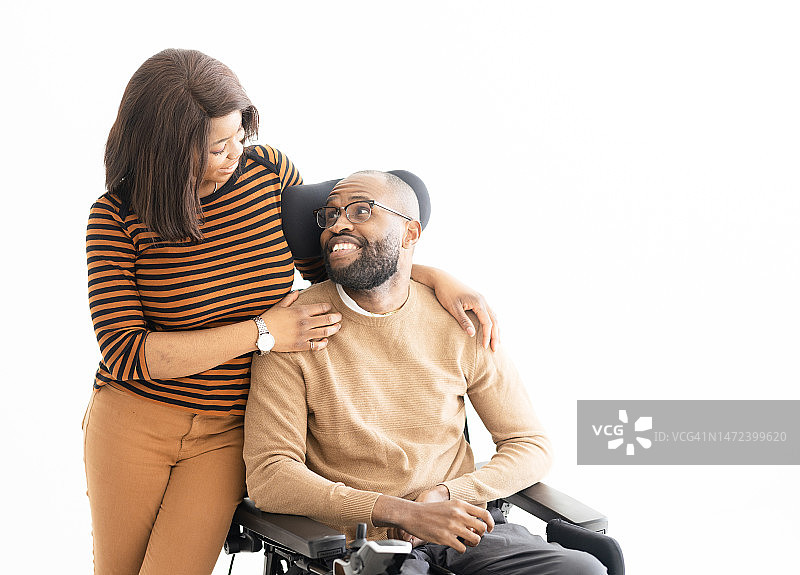 快乐的情侣拥抱并看着对方图片素材