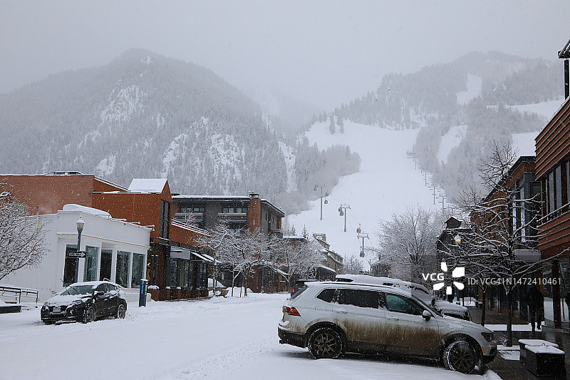 山脚下的小镇图片素材