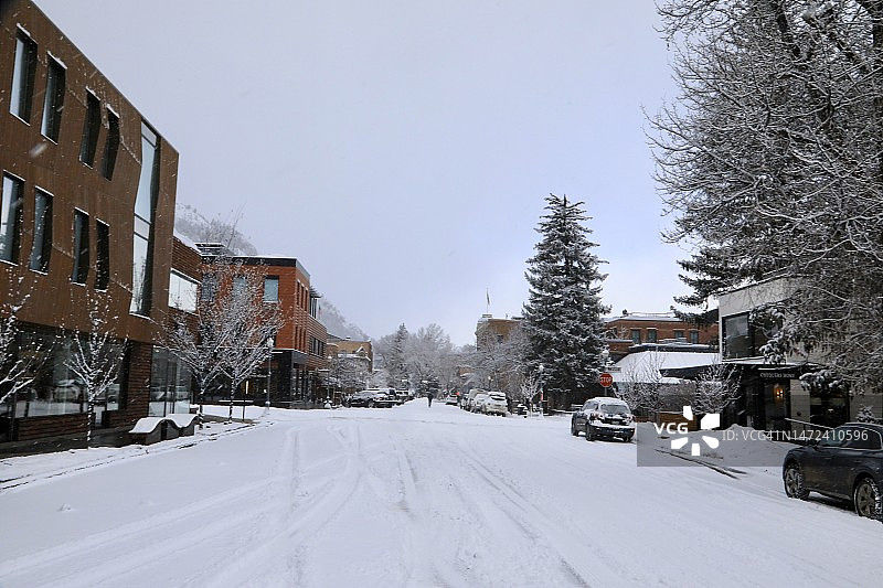 被雪覆盖的主要街道图片素材