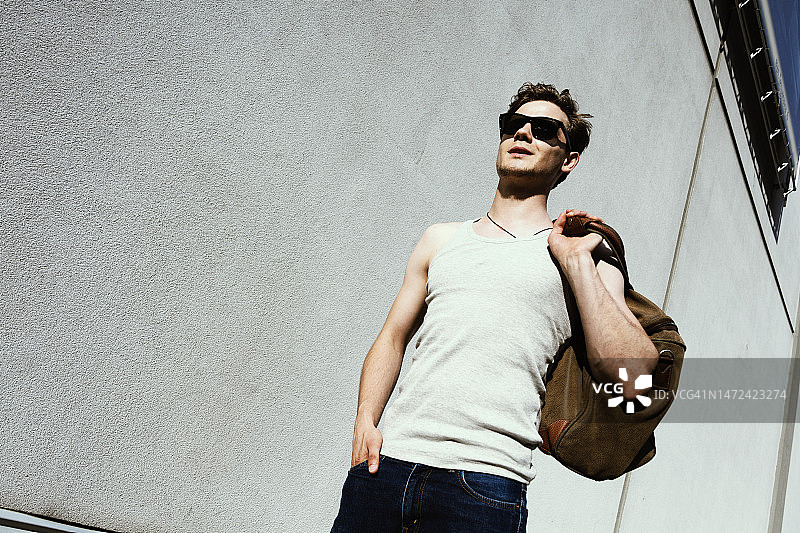 肩背大包的年轻男性旅行者图片素材