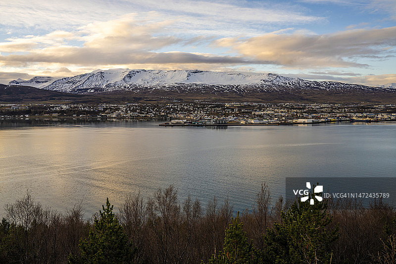 阿克雷里市中心河流和雪山背景的广角照片图片素材