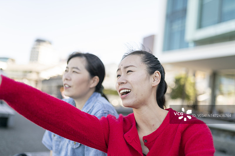 成年女性与朋友享受周末短途旅行图片素材