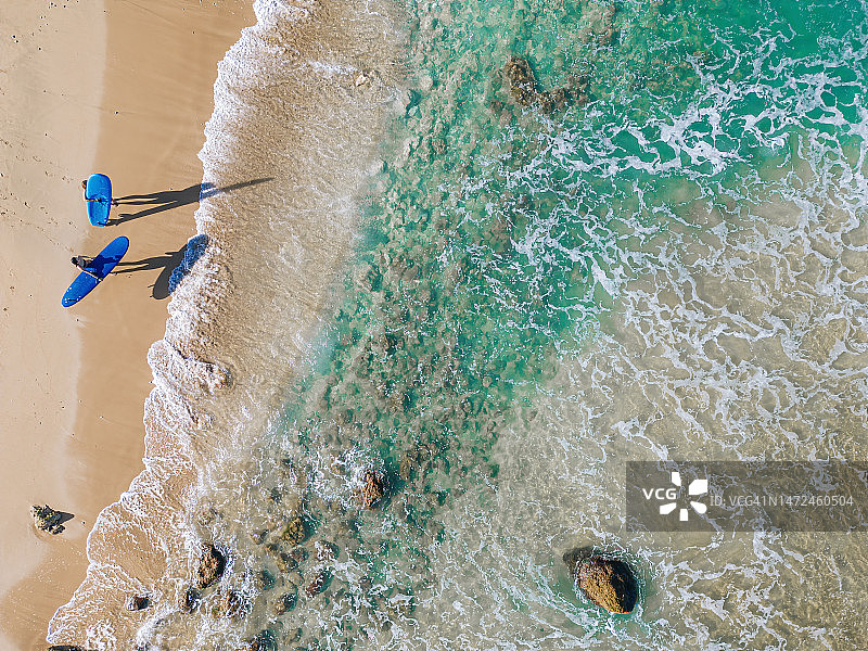 准备冲浪的中国女性冲浪者走向大海图片素材