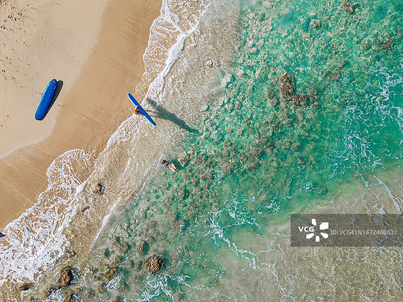 准备冲浪的中国女性冲浪者走向大海图片素材