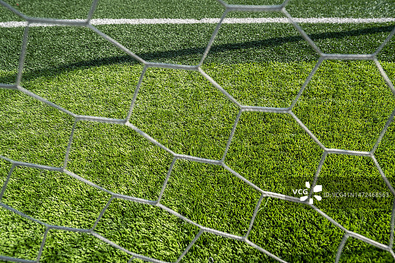 空旷的绿色草地足球场与白色球门网图片素材