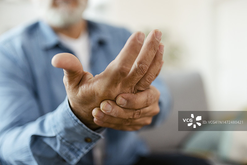 男人手部疼痛图片素材