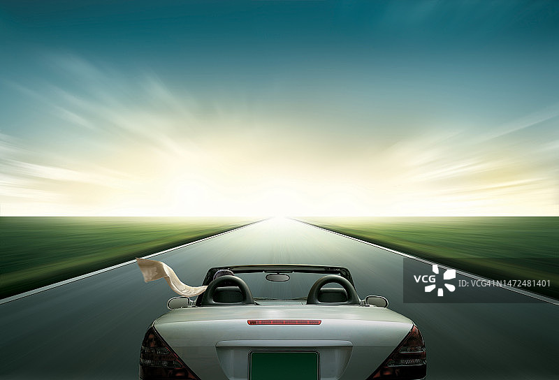 驾驶场景，驾驶，敞篷车，跑车，后视图，道路，平原，高速公路，白天，天空，日落，风景图片素材