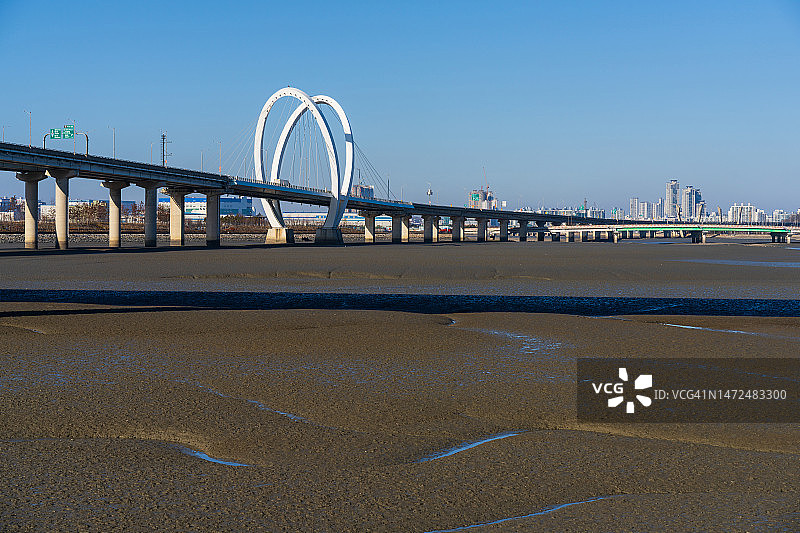 仁川大桥（京仁高速公路），韩国仁川延寿区松岛洞图片素材