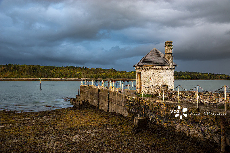 北威尔士安格尔西梅奈海峡的旧码头图片素材