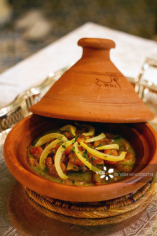 摩洛哥阿兹鲁杏子羊肉塔吉锅图片素材