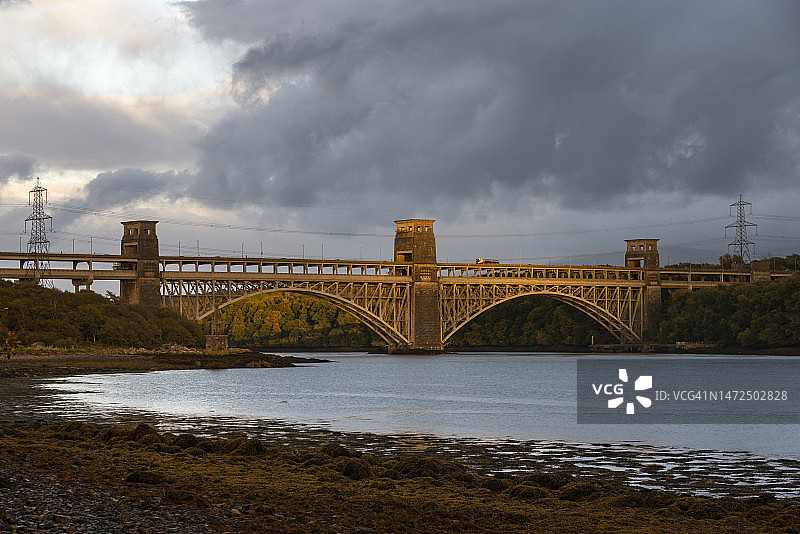 威尔士安格尔西梅奈海峡上的不列颠大桥图片素材