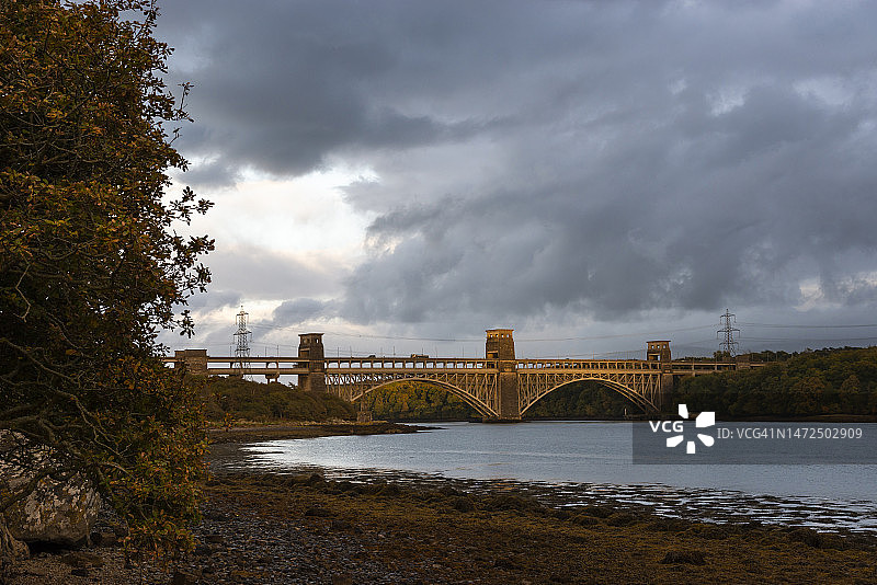 威尔士安格尔西梅奈海峡上的不列颠大桥图片素材