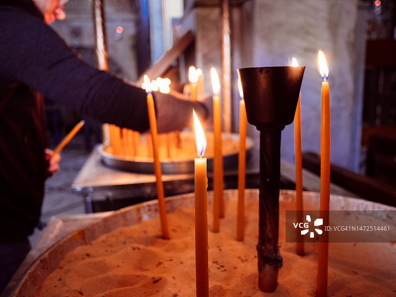 教堂内的照明蜡烛图片素材