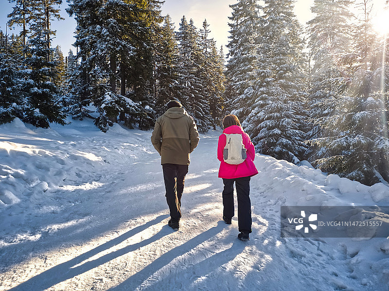 游客在山中徒步旅行图片素材