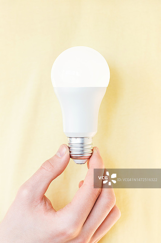 手持LED灯泡图片素材