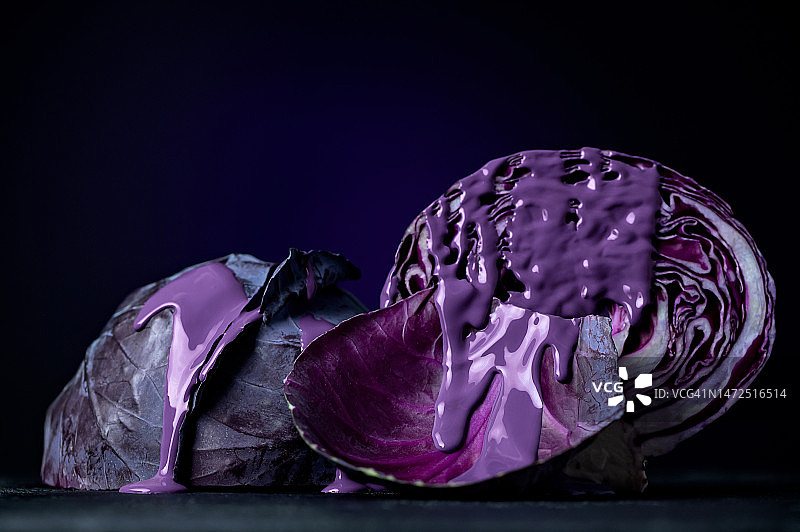 新鲜紫甘蓝切片，深紫色背景图片素材