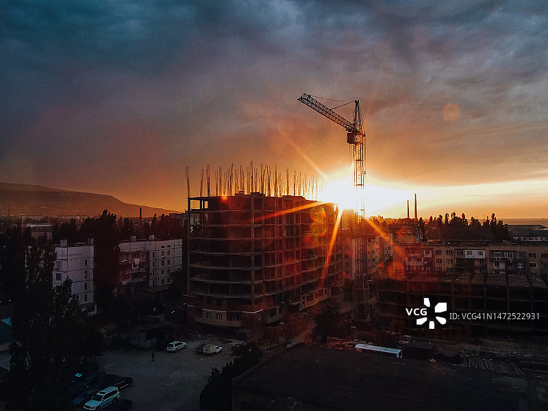 鲜艳色彩天空背景下的建筑起重机图片素材