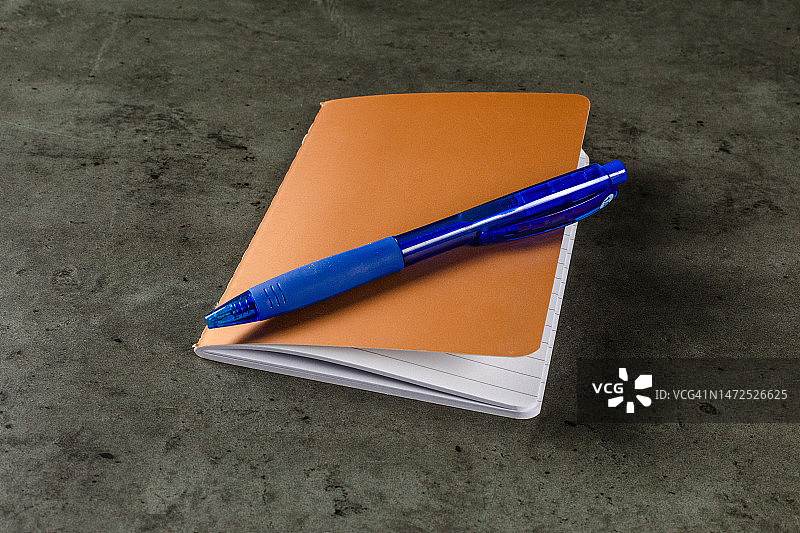 金色笔记本上的圆珠笔图片素材