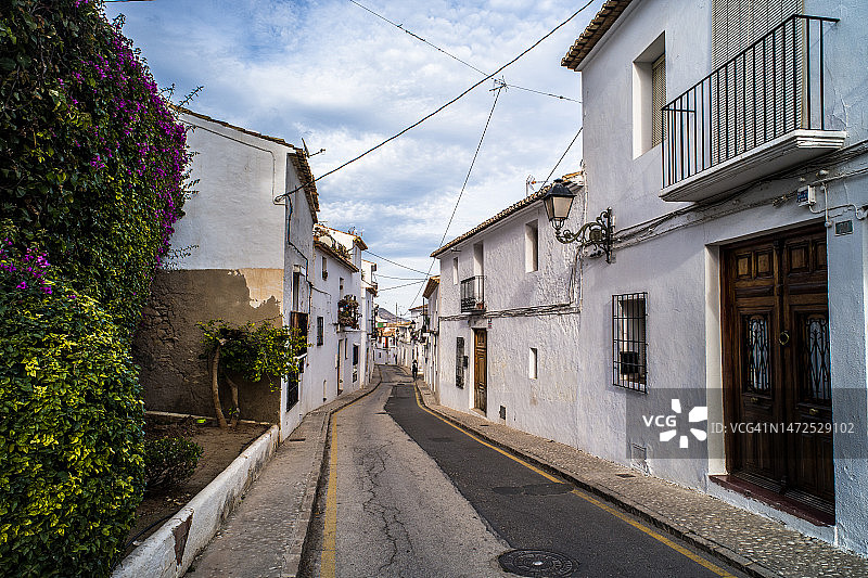 阿爾特亚历史古镇的狭窄空旷的街道和经典白色建筑图片素材