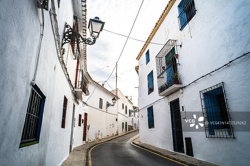 阿爾特亚历史古镇的狭窄空旷的街道和经典白色建筑图片素材