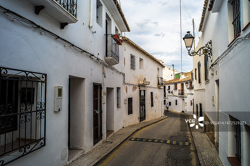 阿爾特亚历史古镇的狭窄空旷的街道和经典白色建筑图片素材