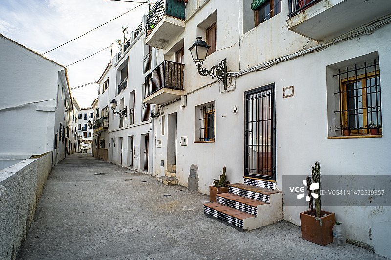 阿爾特亚历史古镇的狭窄空旷的街道和经典白色建筑图片素材