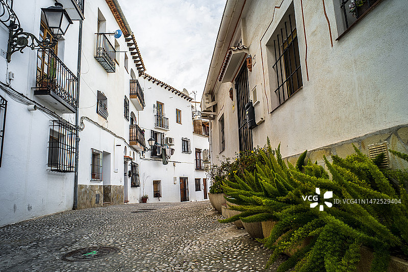 阿爾特亚历史古镇的狭窄空旷的街道和经典白色建筑图片素材