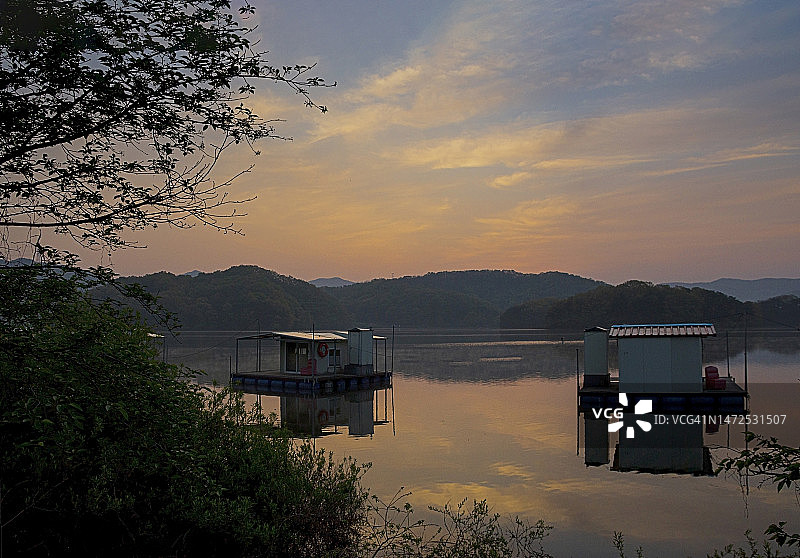 高三水库钓鱼场的黎明图片素材