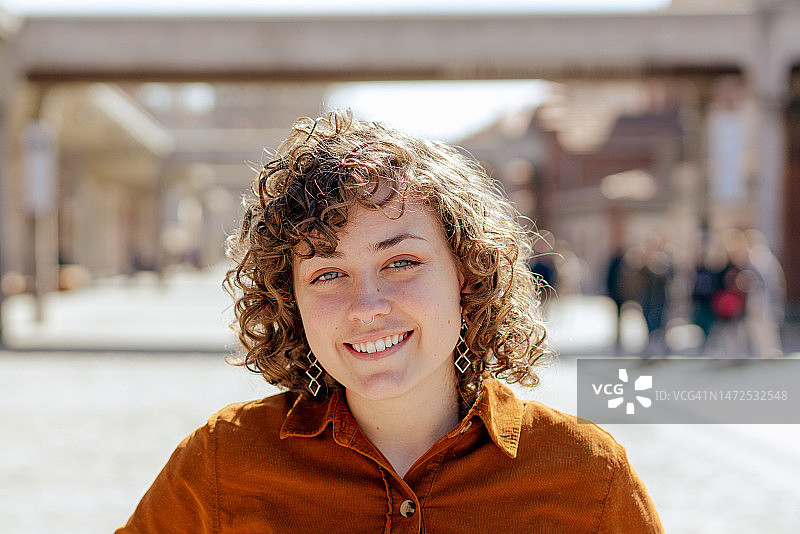 在户外用手机打字的白人女学生肖像图片素材