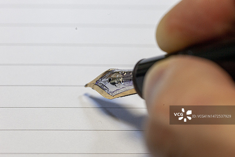 手写笔记、钢笔与商务文件图片素材