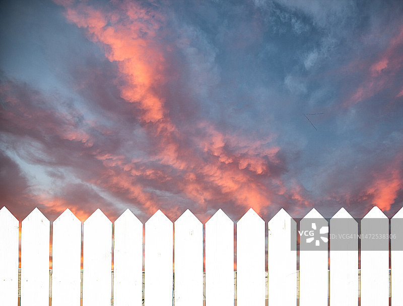 栅栏、屏障、公园、云朵、天空、光晕图片素材