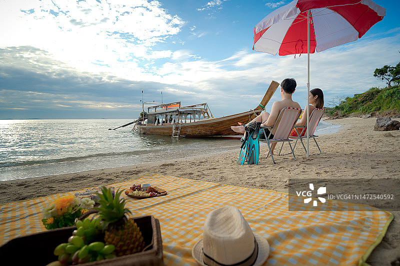 情侣旅行者图片素材